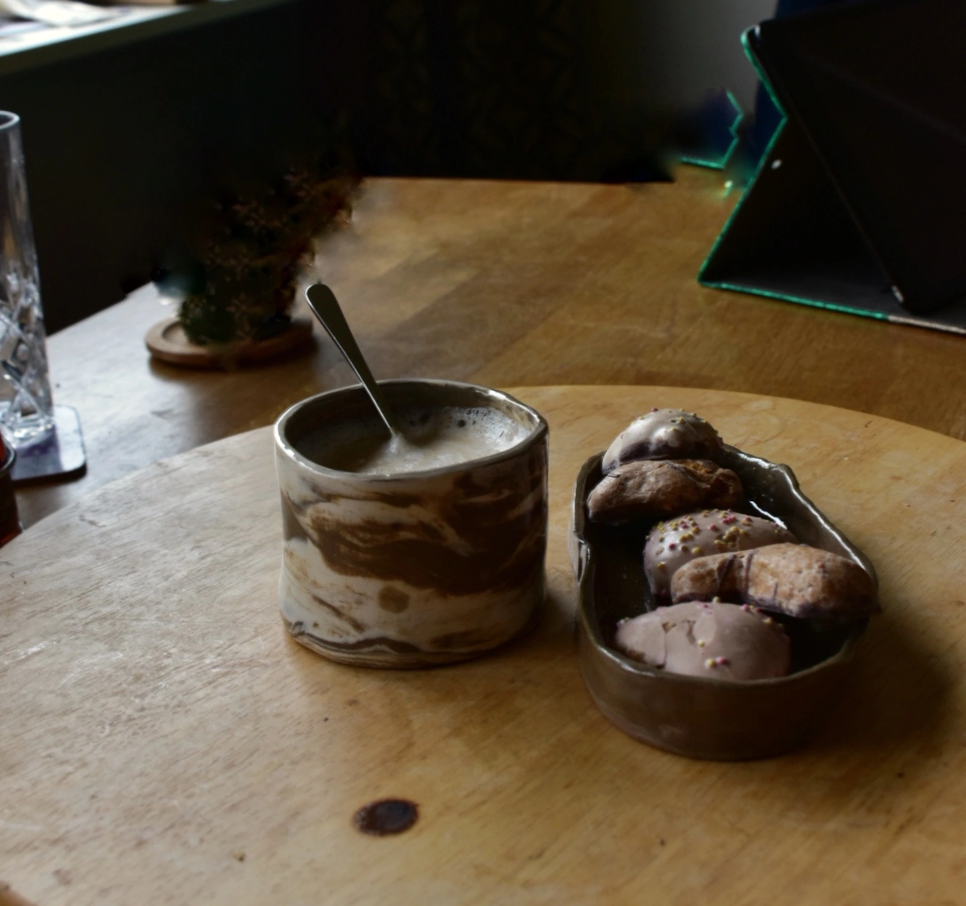 Keramikk av CraftyCriss — kopp og skål på bord